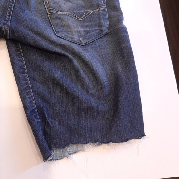 GUESS Vermont Slim Custom Cut Off Denim Shorts Distressed Dark Wash Jean - Picture 12 of 14